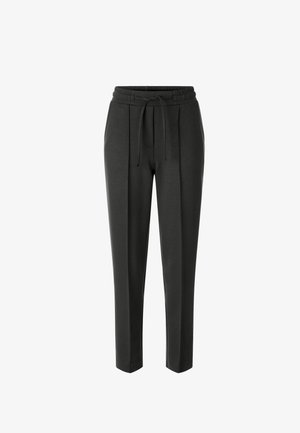 Pantalones de chándal negros hechos de tela suave, con una cintura elástica y cordón, bolsillos laterales y un corte ajustado.