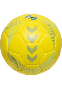 Pallone da pallamano giallo con accenti blu. Superficie liscia e texturizzata con motivi a chevron e strisce orizzontali. Forma arrotondata.