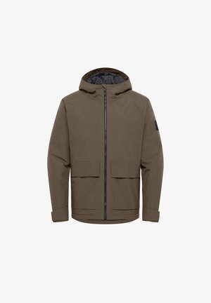 Bruine waterdichte jas met een capuchon, een voorrits en twee grote voorzakken. Heeft een soepele, matte textuur en een zwart accent.