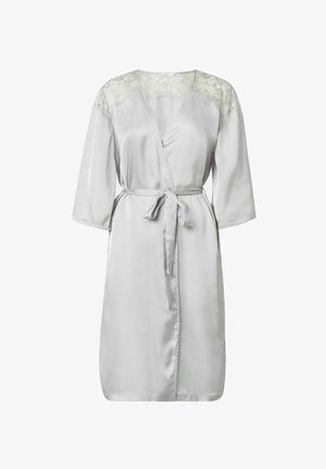 Vaalea harmaa satiininen aamutakki, jossa on pitsikoristeet olkapäillä, kolmannen osan hihat, kietoutumismalli ja vyötäröllä sidottava vyö.