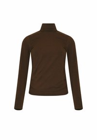 Barna, hosszú ujjú, garbós felső, amely testhez álló kialakítással és puha textúrával rendelkezik, magas gallérral és varrat nélküli vállakkal.