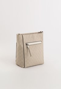 Sac à main beige avec un motif géométrique texturé, doté d'une fermeture éclair sur le dessus et d'une poche zippée à l'avant. Des accents noirs soulignent le design.