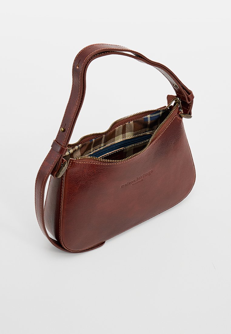 Braune Lederhandtasche mit geschwungener Form, Reißverschlussverschluss und gefüttertem Stoff im Muster. Verfügt über einen einzelnen verstellbaren Träger.