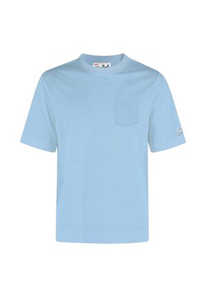 Camicia azzurra a maniche corte con una piccola tasca sul petto e un logo sulla manica sinistra.