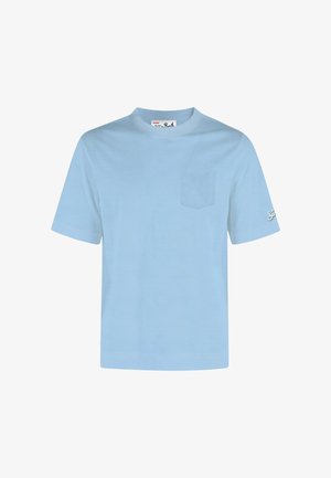 Camicia azzurra a maniche corte con una piccola tasca sul petto e un logo sulla manica sinistra.