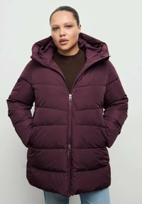 Vínová prošívaná bunda s předním zipem, kapucí a prošívaným designem. Má boční kapsy a rovný střih. Měkká, lehká textura.