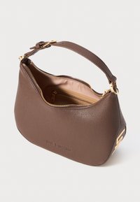Braune, strukturiertes Lederhandtasche mit geschwungener Form, goldenen Hardware-Details und einem Reißverschluss-Innenfach. Logo auf der Vorderseite geprägt.