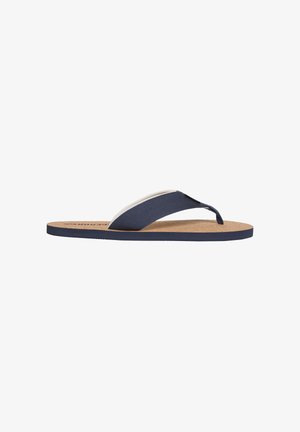 Marineblå flip-flop med en stofrem, der har en hvid accent. Korkfodbed og en mørk gummisål. Slank, flad design.