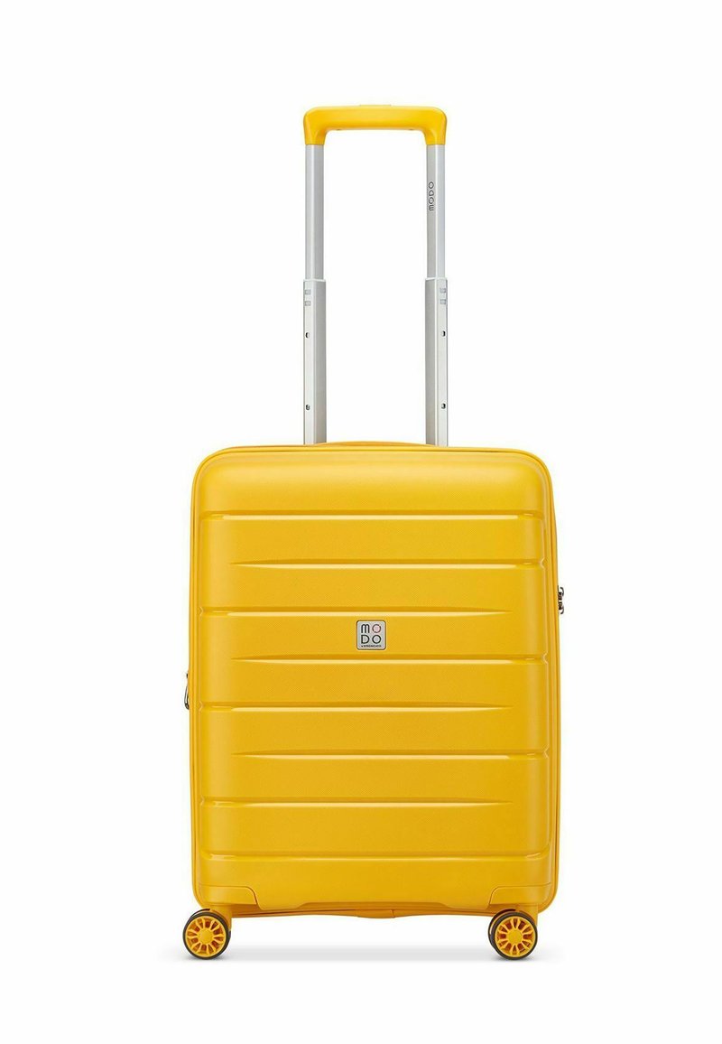 Maleta rígida amarilla con un diseño elegante y acanalado, un asa plateada retráctil y cuatro ruedas amarillas para una fácil movilidad.