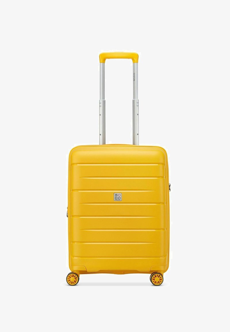 Valigia gialla rigida con un design elegante e scanalato, una maniglia retrattile argento e quattro ruote gialle per una mobilità facile.