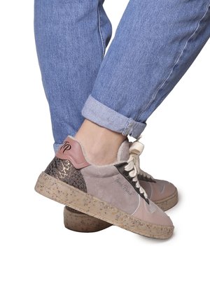 Sportliche Sneakers mit einem Design aus hellrosa und Grau, strukturiertem Wildleder und Leder, einem kunstvollen Musterakzent und einer gesprenkelten Sohle.