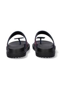 Par de sandalias de playa negras con suelas gruesas texturizadas y correas de tela multi-color para los dedos y los tobillos, mostradas por la parte de atrás.