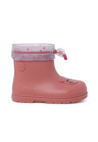 Stivale da pioggia rosa in gomma con una finitura lucida, suola testurizzata e risvolto trasparente con un motivo a cuori sparsi e un design di un volto giocoso.