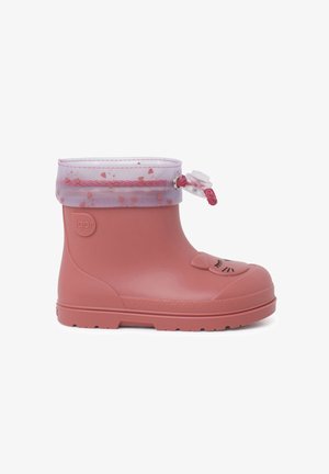 Roze rubberen regenlaars met een glanzende afwerking, een gestructureerde zool en een doorzichtige manchet met een verspreid hartpatroon en een speelse gezichtsontwerp.