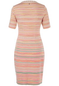 Robe mi-longue à manches courtes avec un motif en zigzag multicolore dans des tons de rose, orange, vert et blanc.