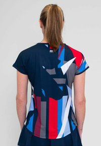 Kurze Ärmel Sportshirt in Marineblau mit abstrakten Mustern in Rot, Blau und Grau; aus leichtem, atmungsaktivem Stoff.