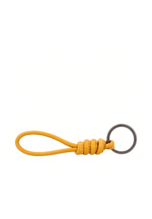 Llavero de cuero amarillo en forma de lazo con múltiples vueltas, unido a un pequeño anillo metálico sobre un fondo blanco.
