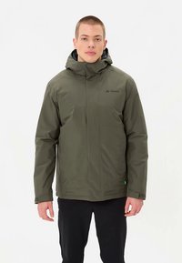 Veste imperméable vert olive avec capuche, fermeture éclair sur le devant et détail logo. Présente une texture lisse et une coupe légèrement décontractée.