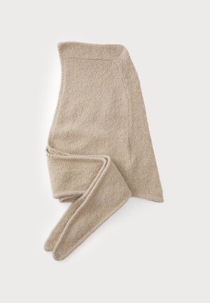 Bufanda de punto beige con una textura suave. Presenta una forma triangular con extremos alargados. Diseño simple sin patrones o acentos visibles.