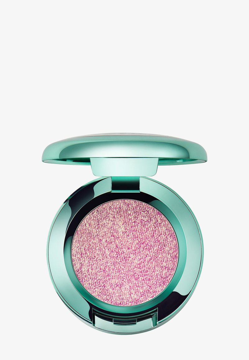 Compact rond avec une finition métallique vert menthe, doté d'un bord noir brillant et d'une poudre rose pailletée à l'intérieur. L'ouverture révèle une texture lisse.