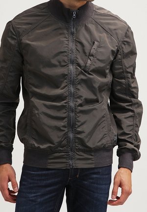 Grau Bomberjacke aus glattem, leichtem Material mit Reißverschluss, geripptem Kragen und Bündchen sowie einer Brusttasche. Entworfen mit einer figurnahen Silhouette.