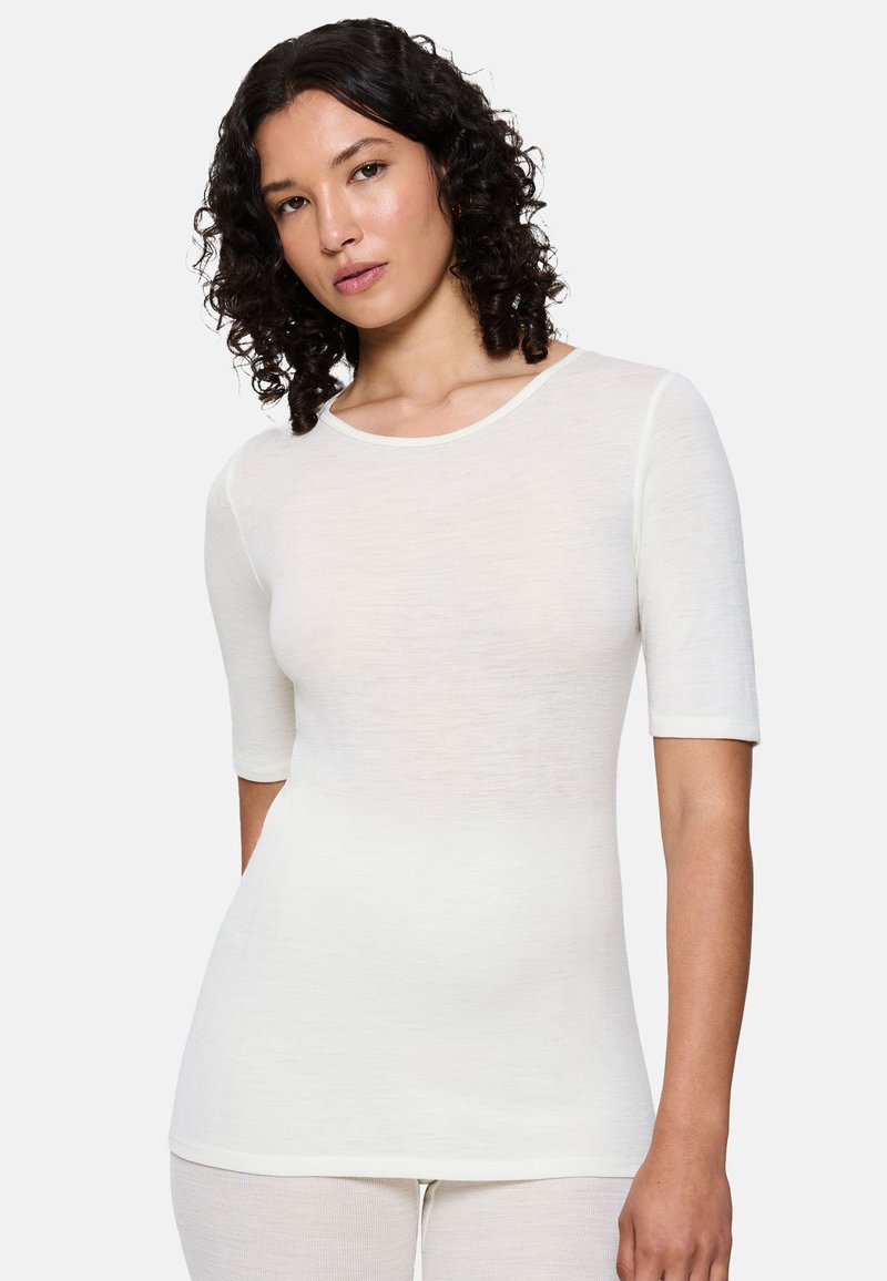 Haut blanc léger à manches courtes en tissu doux. Caractérisé par un col rond et une texture lisse avec une silhouette ajustée.