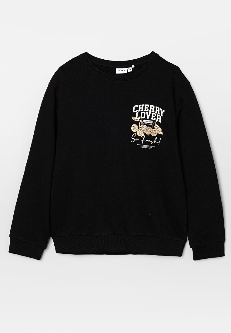 Schwarzer Sweatshirt mit Rundhalsausschnitt, ausgestattet mit dem Schriftzug "CHERRY LOVER" in weißem und goldenem Text sowie einer grafischen Gestaltung. Mit gerippten Bündchen und Saum.
