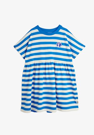 Vestito a righe orizzontali blu e bianche con maniche corte, vita arricciata e piccolo emblema a globo sul petto.