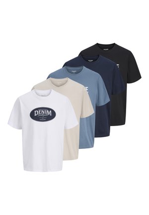 Fem T-skjorter med kort arm og rund hals i hvit, beige, lyseblå, marineblå og svart, med teksten "DENIM" på den hvite skjorten.