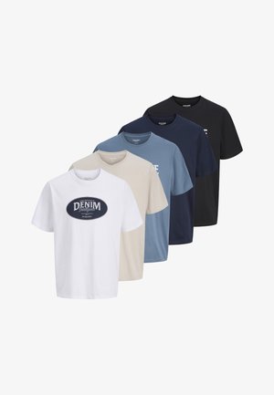 Cinq t-shirts à manches courtes et col rond en blanc, beige, bleu clair, bleu marine et noir, avec le texte "DENIM" sur le t-shirt blanc.