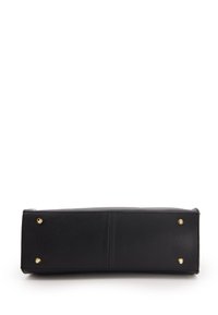Sac à main en cuir noir avec une finition texturée ; équipé de accents en métal doré. Forme rectangulaire avec quatre pieds en métal au fond.
