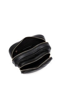 Borsa in pelle nera con scomparti multiple con zip, con cerniere color oro, una texture morbida e una forma arrotondata.