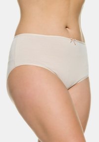 Beige Baumwollslip mit glatter Textur, niedriger Passform und einem kleinen rosa Schleifchenakzent am Bund.
