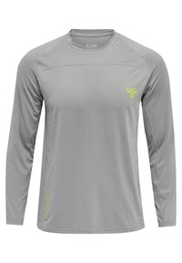 Langærmet, lysegrå sportsbluse med et struktureret mønster. Har en rund halsudskæring og et lille gult logo på brystet.