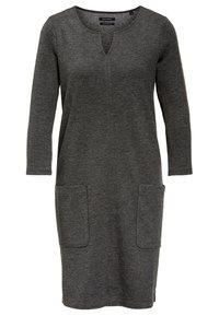 Robe grise à manches longues en tissu doux, avec un décolleté en V et deux poches plaquées à l'avant. Silhouette droite et longueur genou.