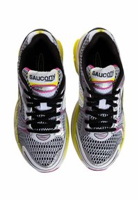 Scarpe da corsa Saucony con tomaia in mesh, lacci neri, suola gialla brillante e dettagli rosa. Presentano un colletto imbottito e il logo sulla linguetta.