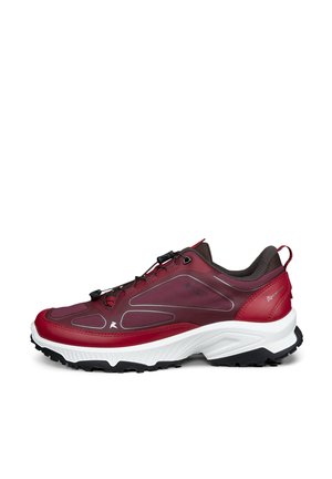 Zapato de senderismo rojo y burdeos oscuro con suela gruesa blanca, suela exterior negra rugosa, cuello de malla transpirable y sistema de cordones rápido.