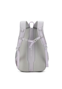 Zaino di colore viola chiaro con spallacci imbottiti, lati in rete e hardware alla moda. Presenta spallacci regolabili e logo del marchio sul davanti.