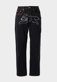 Svarte denimjeans med rette ben, som har sølvdekorasjoner i et mønster, kontraststing og et logomerke på lommen.
