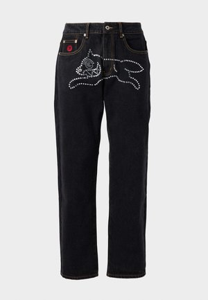 Svarte denimjeans med rette ben, som har sølvdekorasjoner i et mønster, kontraststing og et logomerke på lommen.