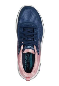 Baskets Skechers navy et rose avec une tige en mesh, bout rond, design à lacets, semelle intérieure rembourrée et semelle blanche contrastante.
