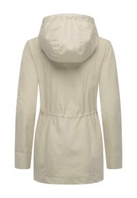 Jachetă de ploaie bej deschis, cu glugă, talie cu șnur, mâneci lungi și o textură netedă, lucioasă. Prezintă un design minimalist.