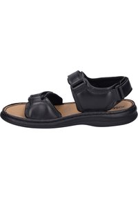 Sandalo in pelle nera con due fasce larghe, design aperto sulla punta, soletta imbottita e suola in gomma flessibile. Presenta fibbie regolabili.