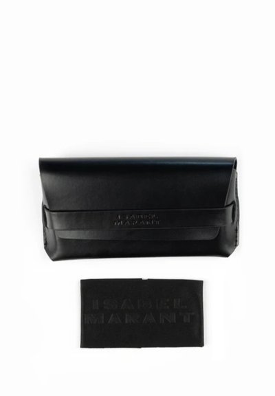 Pochette a busta in pelle nera con marchio "Isabel Marant" impresso a rilievo e etichetta in tessuto nero abbinato sotto, su sfondo bianco.