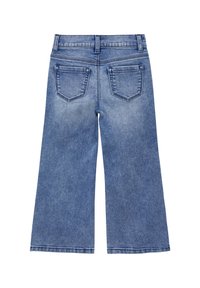 Blaue weit geschnittene Denim-Jeans mit einer verblassten Textur, ausgestattet mit einem mittelhohen Bund und zwei Gesäßtaschen mit umrandeten Nähdetails.