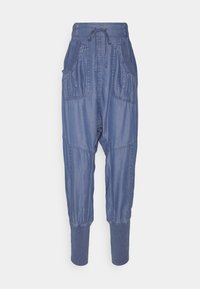 Jeans med lös passform, utrustade med resår i midjan, två sidofickor och smalnande mudd. Tyget är i en medelblå tvätt med struktur.