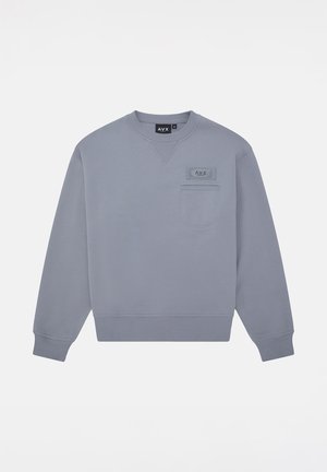 Grauer Pullover aus weichem Stoff mit Rundhalsausschnitt, langen Ärmeln, gerippten Bündchen und einer Brusttasche mit einem Etikett.