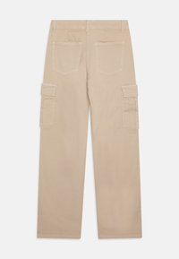Pantalones cargo beige con piernas rectas, dos bolsillos traseros, dos bolsillos laterales con solapa y trabillas para cinturón, vistos desde atrás.