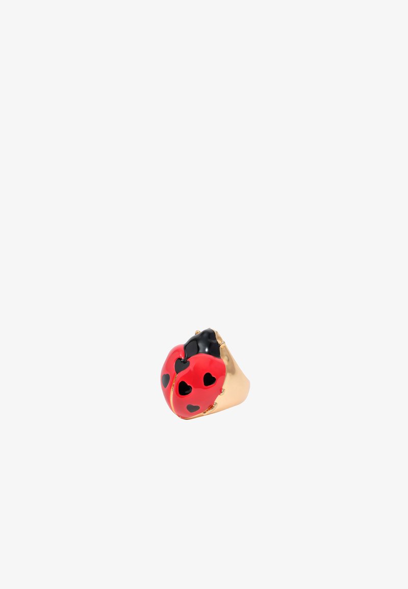 Anillo en tono dorado con un gran diseño de mariquita roja y negra, con manchas en forma de corazón y un acabado suave y brillante.