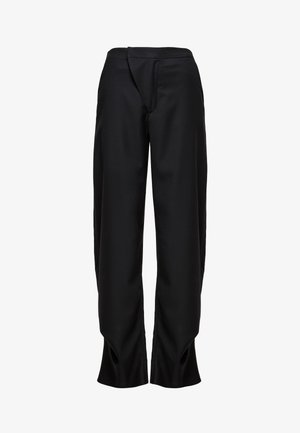 Pantaloni neri su misura con una finitura liscia e opaca. Presentano un dettagli di drappeggio frontale unico e sottili spacco laterale all'orlo.